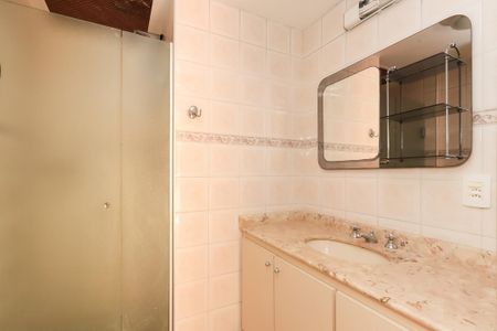 Apartamento à venda com 93m², 3 quartos e 1 vaga Apartamento à venda com 93m², 3 quartos e 1 vagaBanheiro com piso de porcelanato, pia e espelho em madeira, com iluminação adequada e mobiliário simples.