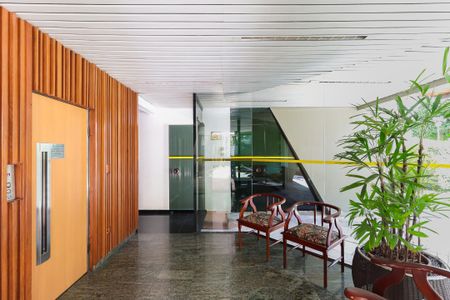 Apartamento à venda com 93m², 3 quartos e 1 vaga Apartamento à venda com 93m², 3 quartos e 1 vagaPátio com mobília simples e plantas, com vista para a rua.
