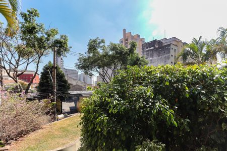 Apartamento à venda com 93m², 3 quartos e 1 vaga Apartamento à venda com 93m², 3 quartos e 1 vagaVista da cidade com árvores e edifícios altos, com sol brilhando no céu azul.
