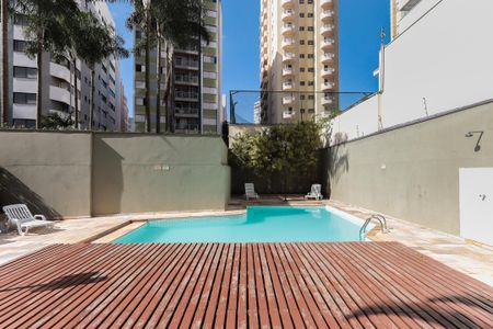 Apartamento à venda com 93m², 3 quartos e 1 vaga Apartamento à venda com 93m², 3 quartos e 1 vagaPiscina com deck de madeira e vista para edifícios residenciais.