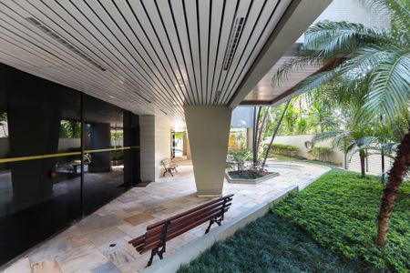 Pátio com bancos e jardim bem cuidado, com vista para a cidade. de apartamento à venda com 3 quartos, 93m² em Aclimação, São Paulo