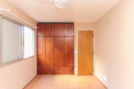 Apartamento à venda com 93m², 3 quartos e 1 vaga Apartamento à venda com 93m², 3 quartos e 1 vagaQuarto com móveis de madeira e iluminação natural através de janela.