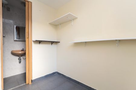 Apartamento à venda com 93m², 3 quartos e 1 vaga Apartamento à venda com 93m², 3 quartos e 1 vagaBanheiro com pia e vaso sanitário, sem móveis ou decoração.