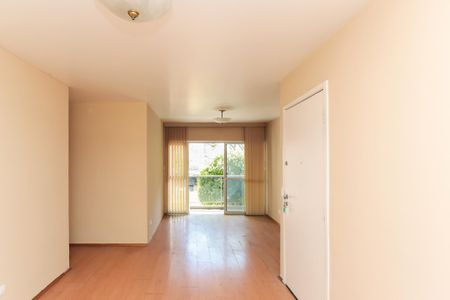 Apartamento à venda com 93m², 3 quartos e 1 vaga Apartamento à venda com 93m², 3 quartos e 1 vagaEspaço de entrada com porta de vidro e iluminação natural.