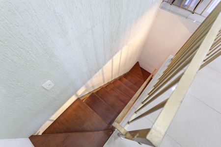 Apartamento à venda com 188m², 4 quartos e 2 vagas Apartamento à venda com 188m², 4 quartos e 2 vagasEscada