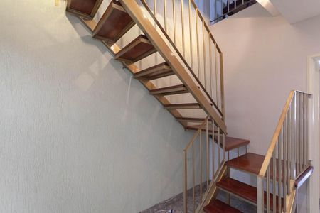 Apartamento à venda com 188m², 4 quartos e 2 vagas Apartamento à venda com 188m², 4 quartos e 2 vagasEscada