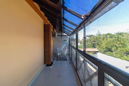Casa de condomínio à venda com 180m², 3 quartos e 2 vagasSacada
