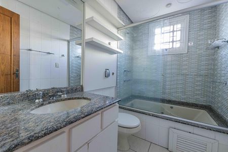 Apartamento à venda com 137m², 3 quartos e 2 vagasBanheiro da Suíte