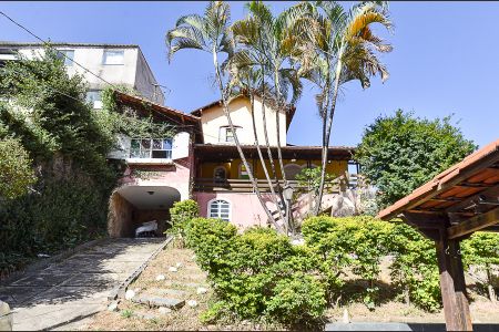 Casa à venda com 210m², 4 quartos e 6 vagas Casa à venda com 210m², 4 quartos e 6 vagasÁrea externa