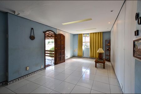 Casa à venda com 210m², 4 quartos e 6 vagas Casa à venda com 210m², 4 quartos e 6 vagasSala de Estar