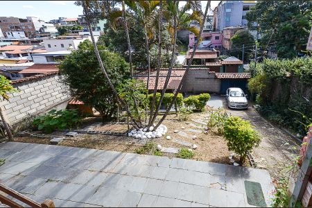 Casa à venda com 210m², 4 quartos e 6 vagas Casa à venda com 210m², 4 quartos e 6 vagasVaranda