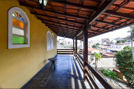 Casa à venda com 210m², 4 quartos e 6 vagas Casa à venda com 210m², 4 quartos e 6 vagasVaranda