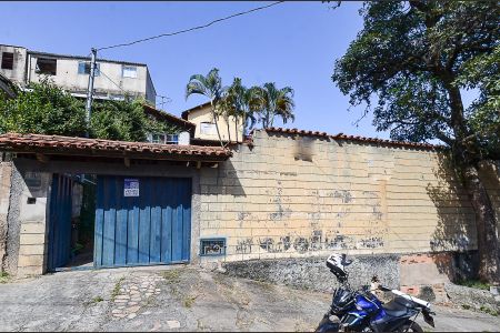 Casa à venda com 210m², 4 quartos e 6 vagas Casa à venda com 210m², 4 quartos e 6 vagasFachada