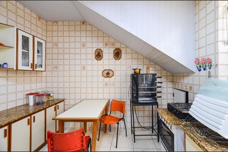 Casa à venda com 210m², 4 quartos e 6 vagas Casa à venda com 210m², 4 quartos e 6 vagasCozinha
