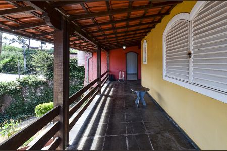 Casa à venda com 210m², 4 quartos e 6 vagas Casa à venda com 210m², 4 quartos e 6 vagasVaranda