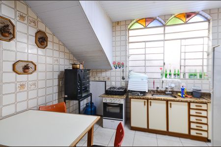 Casa à venda com 210m², 4 quartos e 6 vagas Casa à venda com 210m², 4 quartos e 6 vagasCozinha