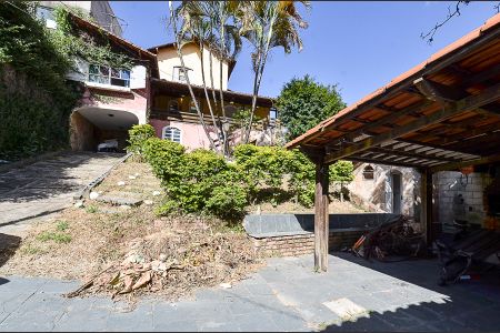 Casa à venda com 210m², 4 quartos e 6 vagas Casa à venda com 210m², 4 quartos e 6 vagasÁrea externa