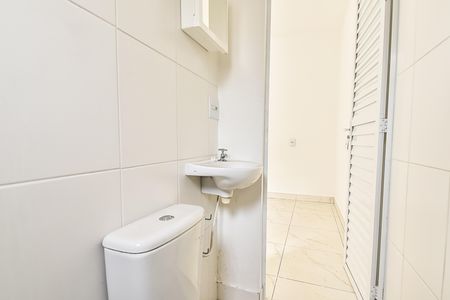Banheiro de kitnet/studio para alugar com 1 quarto, 15m² em Liberdade, São Paulo
