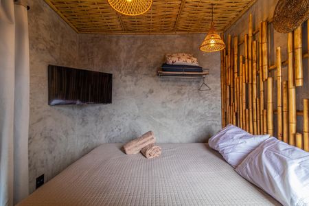 Apartamento à venda com 81m², 2 quartos e 1 vagaQuarto com cama simples, TV e iluminação adequada, com decoração simples e minimalista.