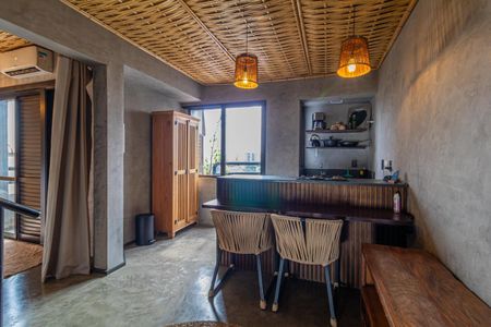 Apartamento à venda com 81m², 2 quartos e 1 vagaCozinha com móveis de madeira e iluminação adequada.