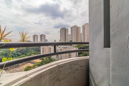 Apartamento à venda com 81m², 2 quartos e 1 vagaVista panorâmica da cidade com edifícios altos e árvores ao fundo, visto da varanda de um apartamento.