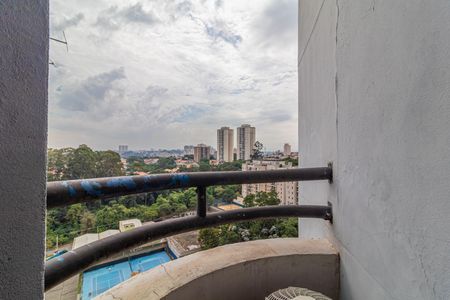 Apartamento à venda com 81m², 2 quartos e 1 vagaVista da cidade com piscina e quadra de futsal ao fundo, em um dia nublado.