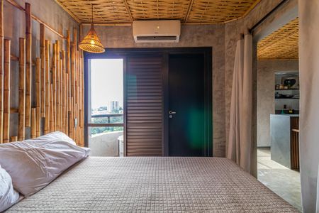 Apartamento à venda com 81m², 2 quartos e 1 vagaQuarto com cama de casal, piso de azulejo, ar condicionado e vista para a cidade.