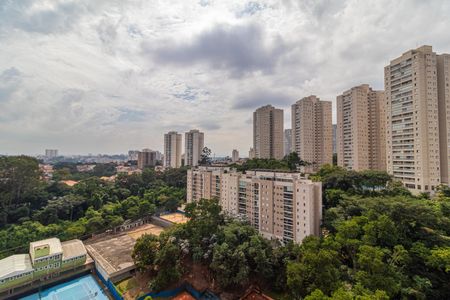 Apartamento à venda com 81m², 2 quartos e 1 vagaVista panorâmica de um bairro residencial com prédios altos e uma quadra de futsal ao lado de uma piscina.
