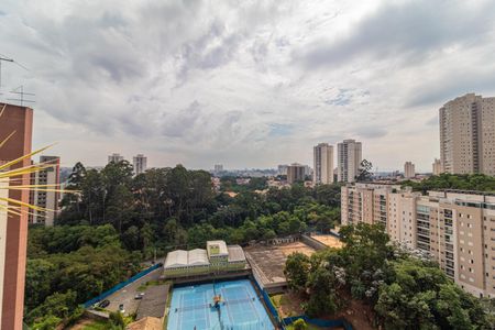Apartamento à venda com 81m², 2 quartos e 1 vagaVista panorâmica de uma cidade com prédios altos e uma quadra de futsal ao fundo.
