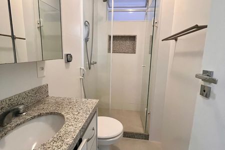 Apartamento para alugar com 105m², 3 quartos e 1 vaga Apartamento para alugar com 105m², 3 quartos e 1 vagaBanheiro social