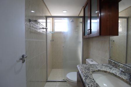 Apartamento à venda com 81m², 2 quartos e 2 vagasBanheiro da Suíte
