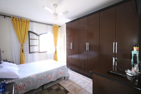 Casa à venda com 194m², 3 quartos e 2 vagasSuíte