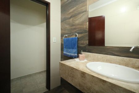 Casa à venda com 194m², 3 quartos e 2 vagasBanheiro Social 2