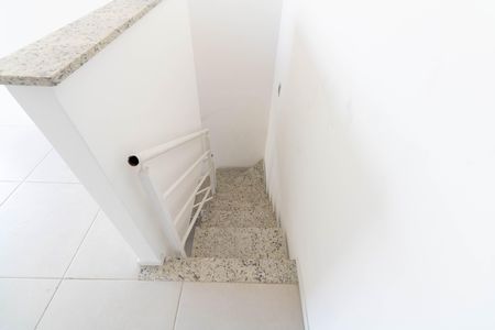 Apartamento para alugar com 140m², 4 quartos e 2 vagas Apartamento para alugar com 140m², 4 quartos e 2 vagasEscada