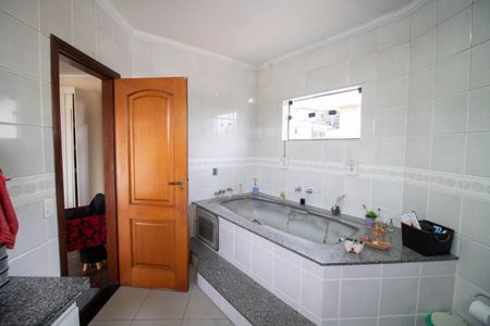 Casa à venda com 350m², 5 quartos e 5 vagasBANHEIRO DA SUÍTE 1