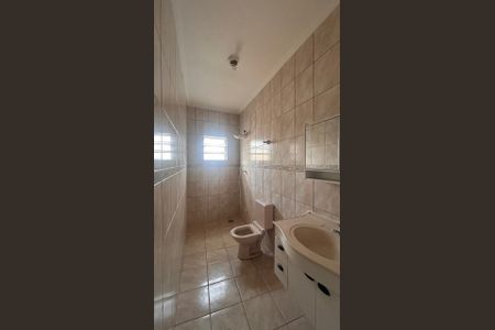 Banheiro  de casa para alugar com 2 quartos, 60m² em Vila Ramos, São Paulo