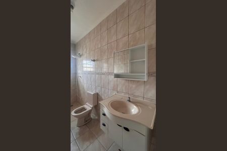 Banheiro  de casa para alugar com 2 quartos, 60m² em Vila Ramos, São Paulo