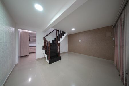 Sala de casa para alugar com 3 quartos, 250m² em Jardim Santa Maria, São Paulo