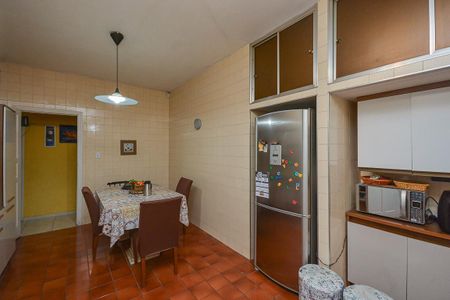 Casa à venda com 300m², 4 quartos e 6 vagas Casa à venda com 300m², 4 quartos e 6 vagasCozinha