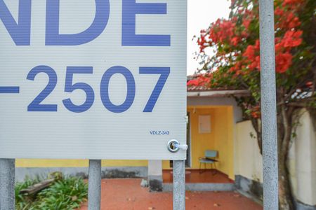Casa à venda com 300m², 4 quartos e 6 vagas Casa à venda com 300m², 4 quartos e 6 vagasFachada