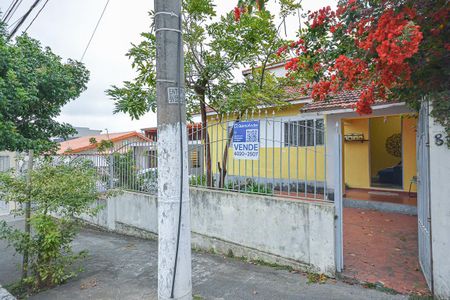 Casa à venda com 300m², 4 quartos e 6 vagas Casa à venda com 300m², 4 quartos e 6 vagasFachada