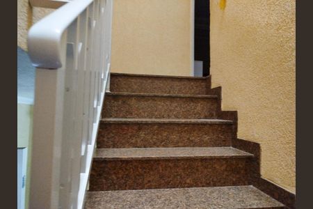 Casa para alugar com 150m², 3 quartos e 2 vagas Casa para alugar com 150m², 3 quartos e 2 vagasEscada