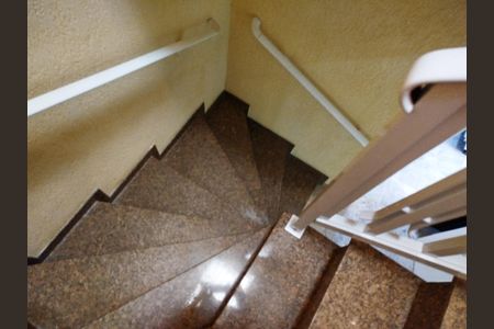 Casa para alugar com 150m², 3 quartos e 2 vagas Casa para alugar com 150m², 3 quartos e 2 vagasEscada