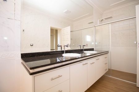 Casa de condomínio para alugar com 360m², 5 quartos e 2 vagas Casa de condomínio para alugar com 360m², 5 quartos e 2 vagasBanheiro da Suíte