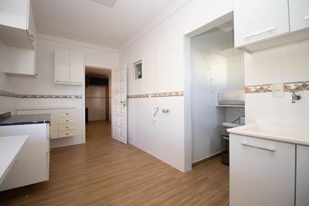Casa de condomínio para alugar com 360m², 5 quartos e 2 vagas Casa de condomínio para alugar com 360m², 5 quartos e 2 vagasÁrea de Serviço