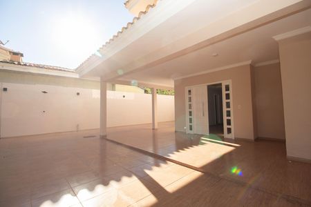 Casa de condomínio para alugar com 360m², 5 quartos e 2 vagas Casa de condomínio para alugar com 360m², 5 quartos e 2 vagasVaranda