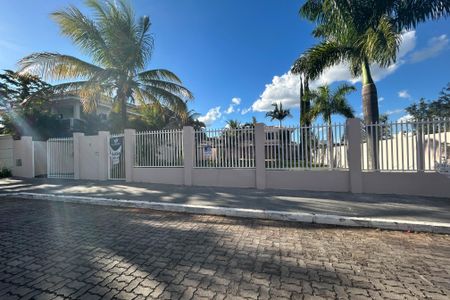 Casa de condomínio para alugar com 360m², 5 quartos e 2 vagas Casa de condomínio para alugar com 360m², 5 quartos e 2 vagasFachada