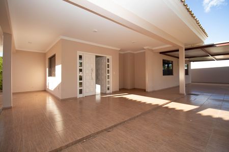 Casa de condomínio para alugar com 360m², 5 quartos e 2 vagas Casa de condomínio para alugar com 360m², 5 quartos e 2 vagasVaranda