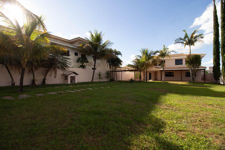 Casa de condomínio para alugar com 360m², 5 quartos e 2 vagas Casa de condomínio para alugar com 360m², 5 quartos e 2 vagasFachada