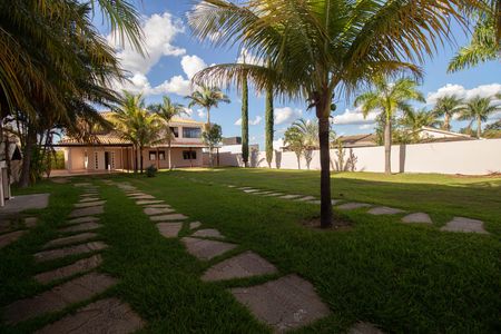 Casa de condomínio para alugar com 360m², 5 quartos e 2 vagas Casa de condomínio para alugar com 360m², 5 quartos e 2 vagasFachada